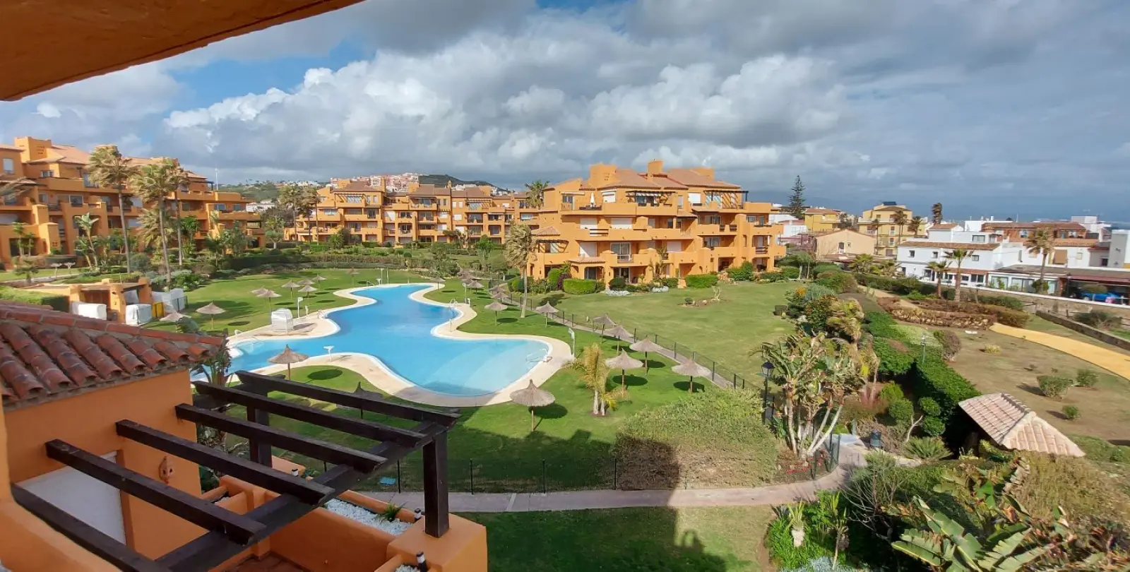 Venta de apartamento en planta media en La Duquesa 18