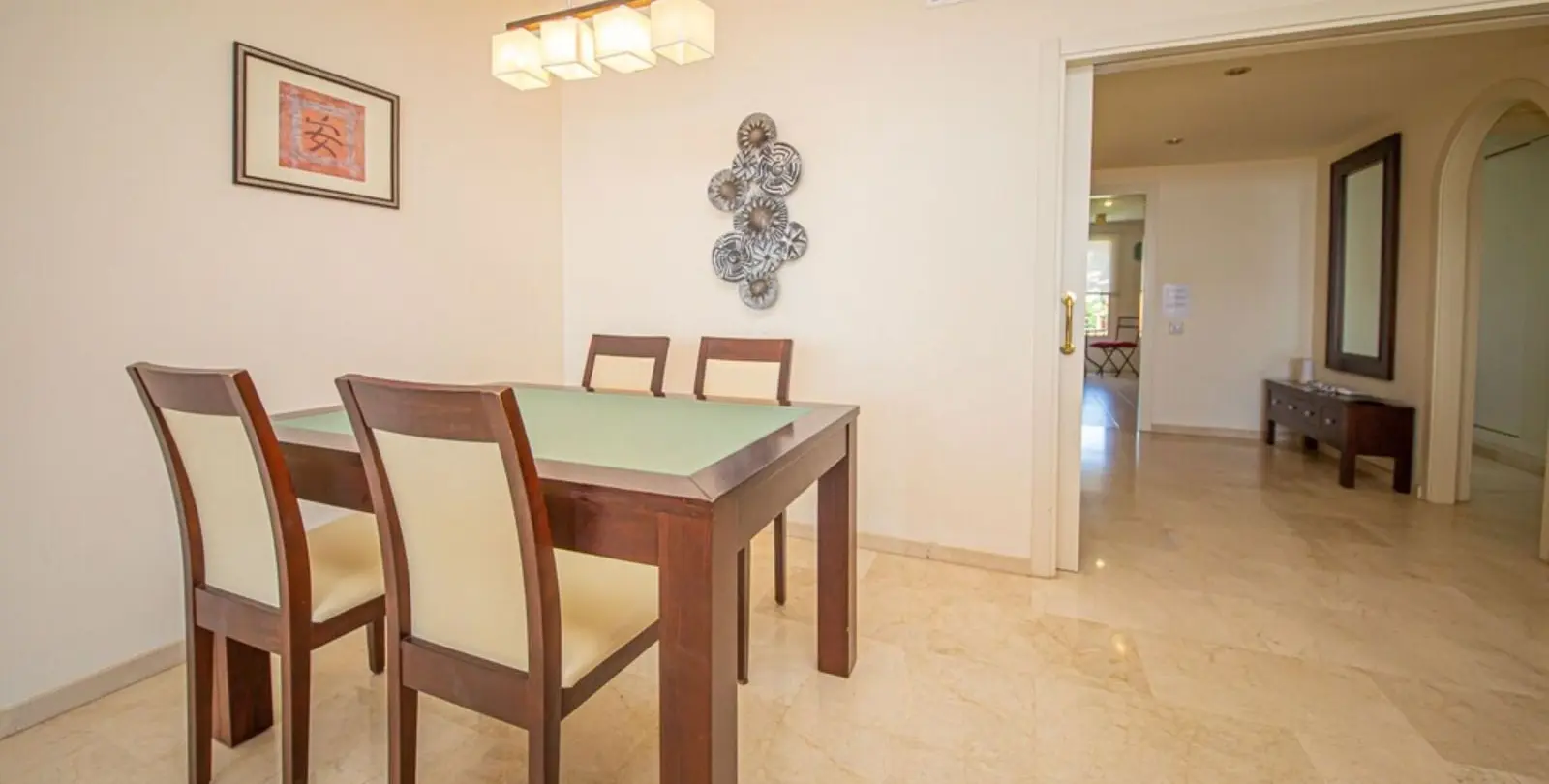 Venta de apartamento en planta media en La Duquesa 19