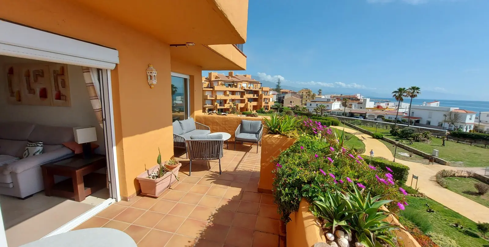 Venta de apartamento en planta media en La Duquesa 21