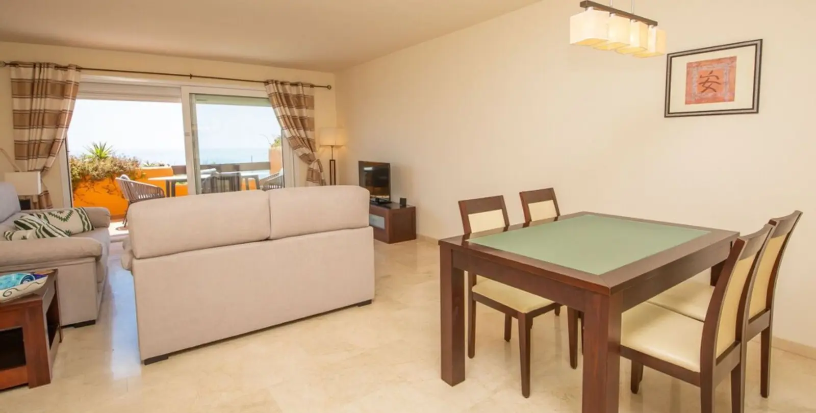 Venta de apartamento en planta media en La Duquesa 22