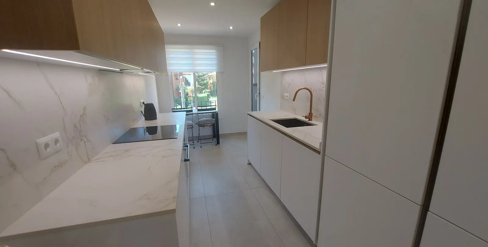Venta de apartamento en planta media en La Duquesa 24