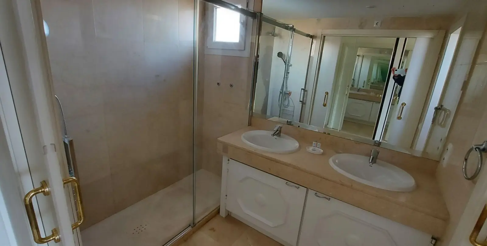 Venta de apartamento en planta media en La Duquesa 25
