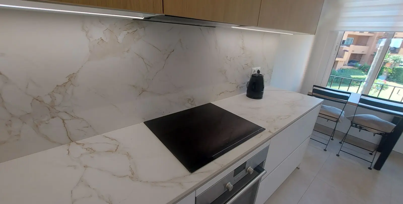 Venta de apartamento en planta media en La Duquesa 26