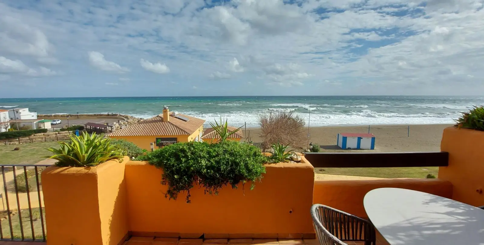 Venta de apartamento en planta media en La Duquesa 27