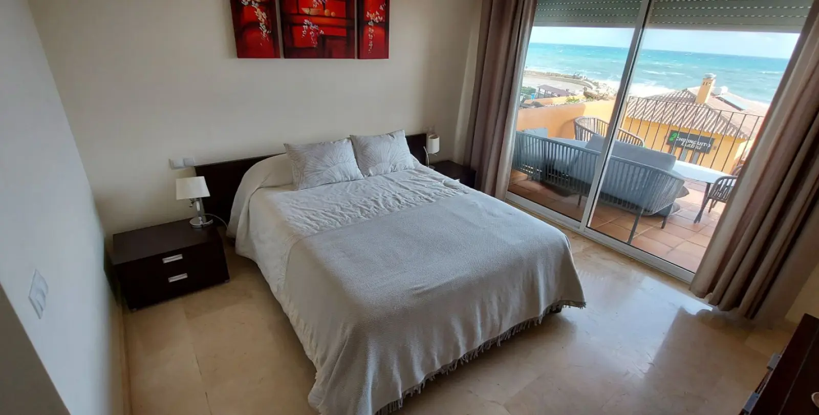 Venta de apartamento en planta media en La Duquesa 28