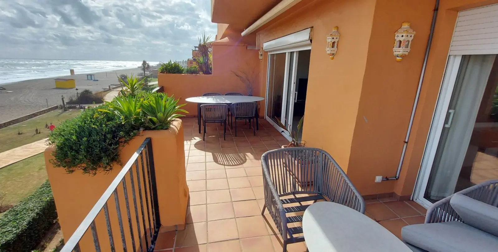 Venta de apartamento en planta media en La Duquesa 29