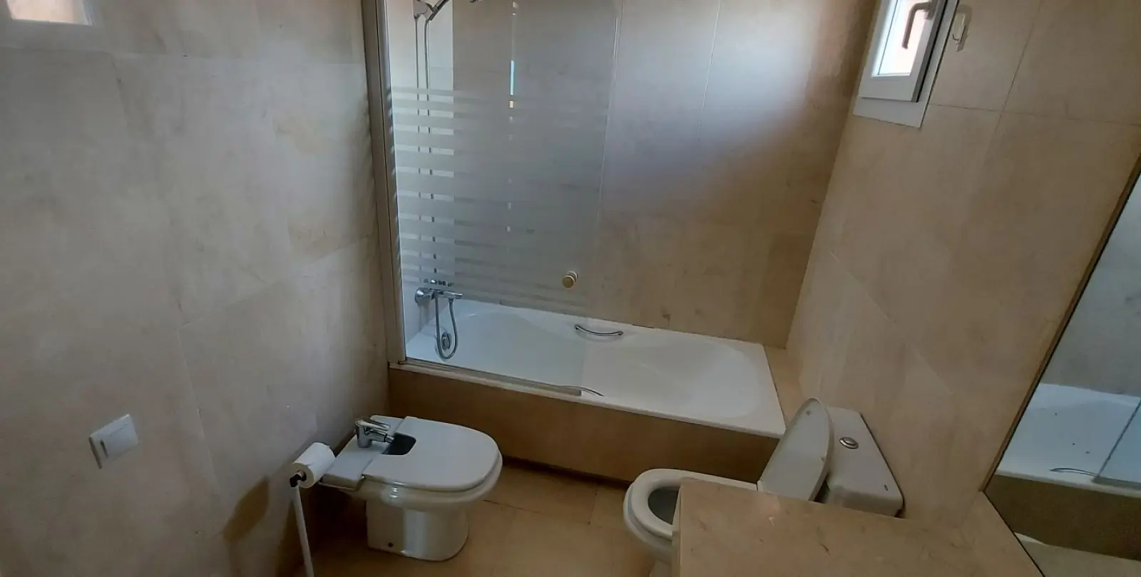 Venta de apartamento en planta media en La Duquesa 34