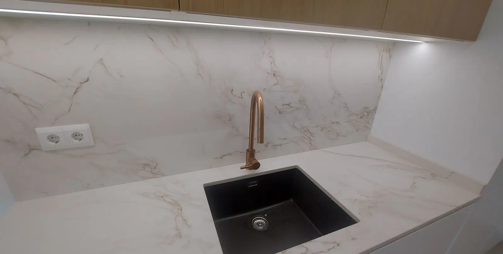 Venta de apartamento en planta media en La Duquesa 35