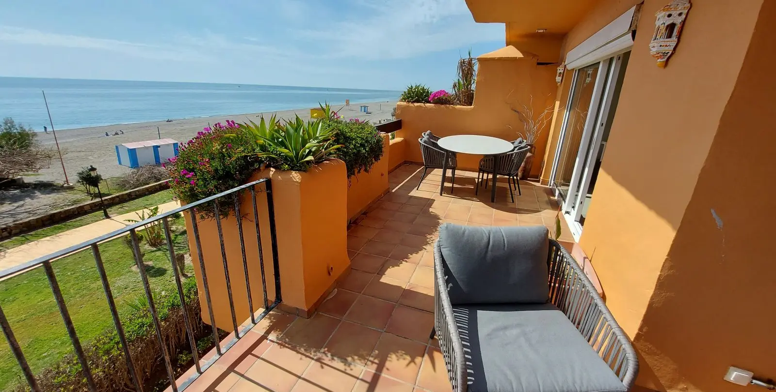 Venta de apartamento en planta media en La Duquesa 36