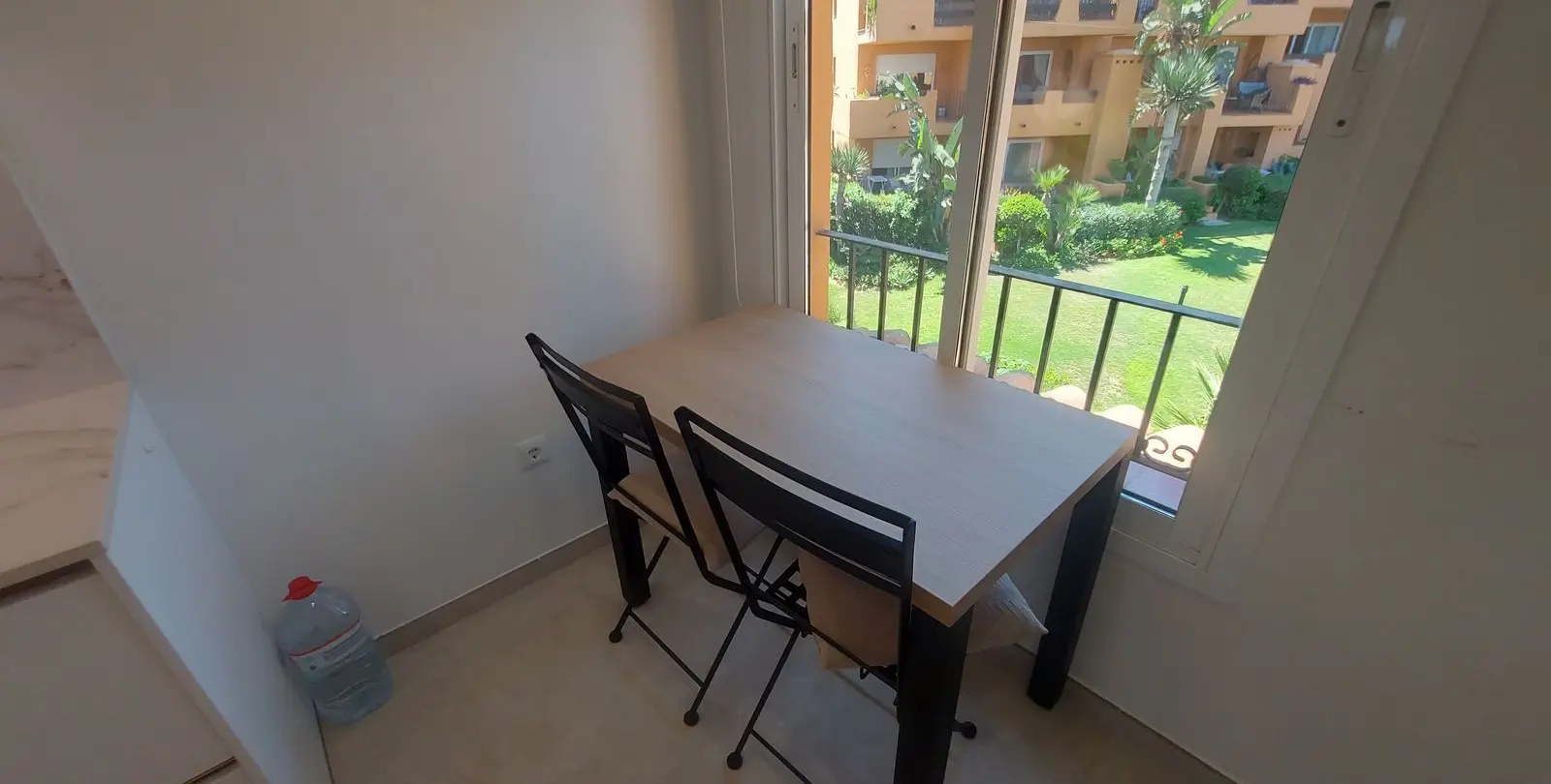 Venta de apartamento en planta media en La Duquesa 37