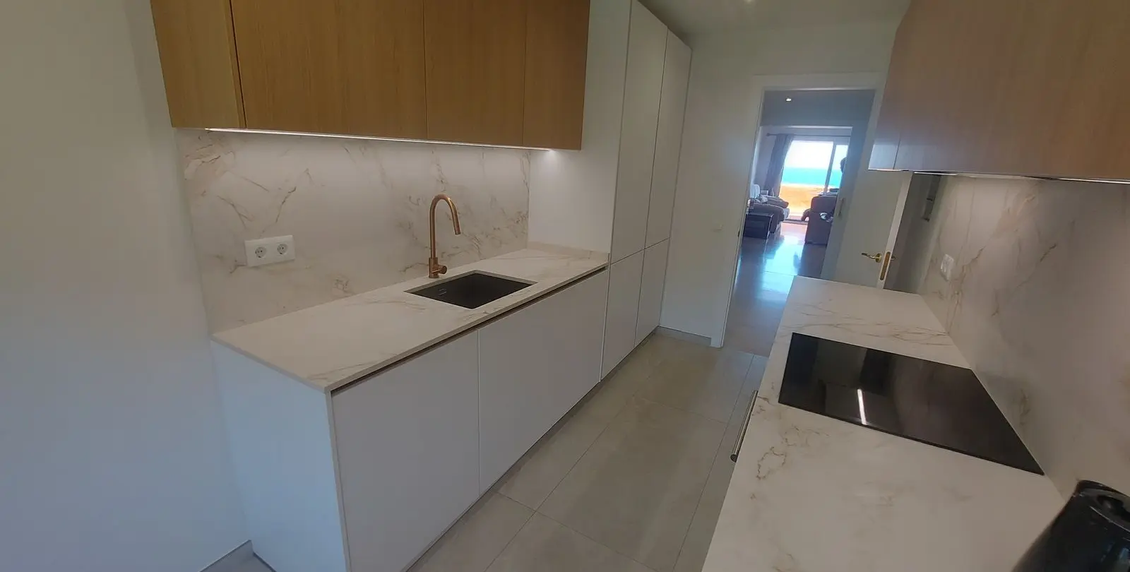 Venta de apartamento en planta media en La Duquesa 39