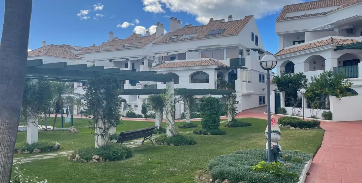 Sale of ground floor apartment in San Pedro de Alcántara 19