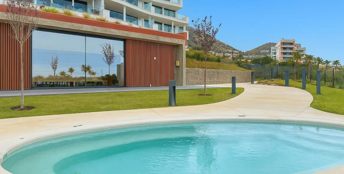 Продажа апартаментов на первом этаже в Higueron 25