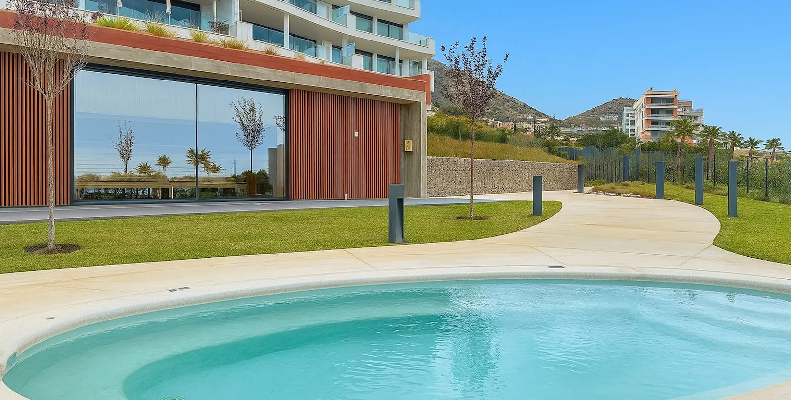 Sale of ground floor apartment in Higueron 25