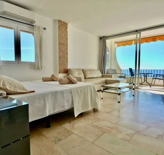 Sale of middle floor apartment in Puerto de Cabopino