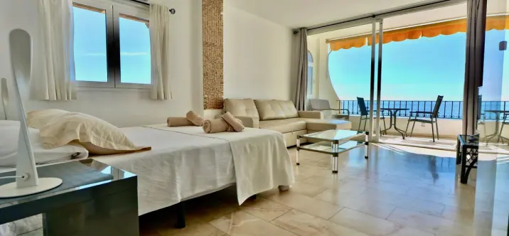 Sale of middle floor apartment in Puerto de Cabopino 1