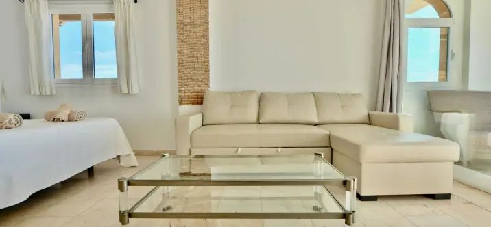 Sale of middle floor apartment in Puerto de Cabopino 2