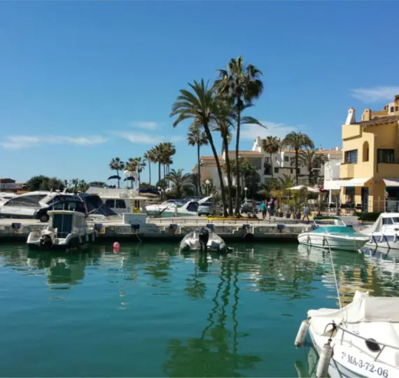 Sale of middle floor apartment in Puerto de Cabopino