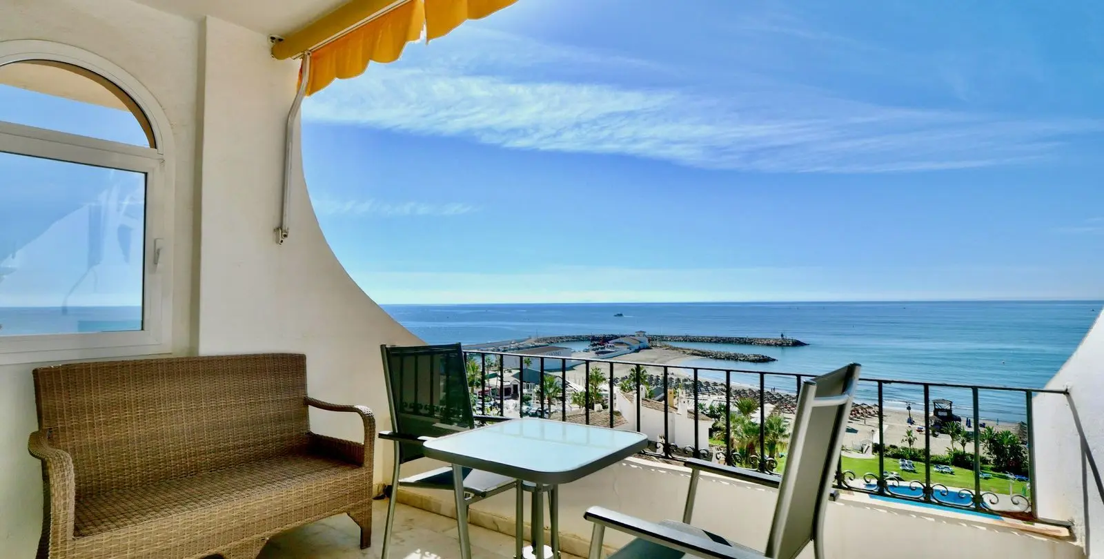 Venta de apartamento en planta media en Puerto de Cabopino 1