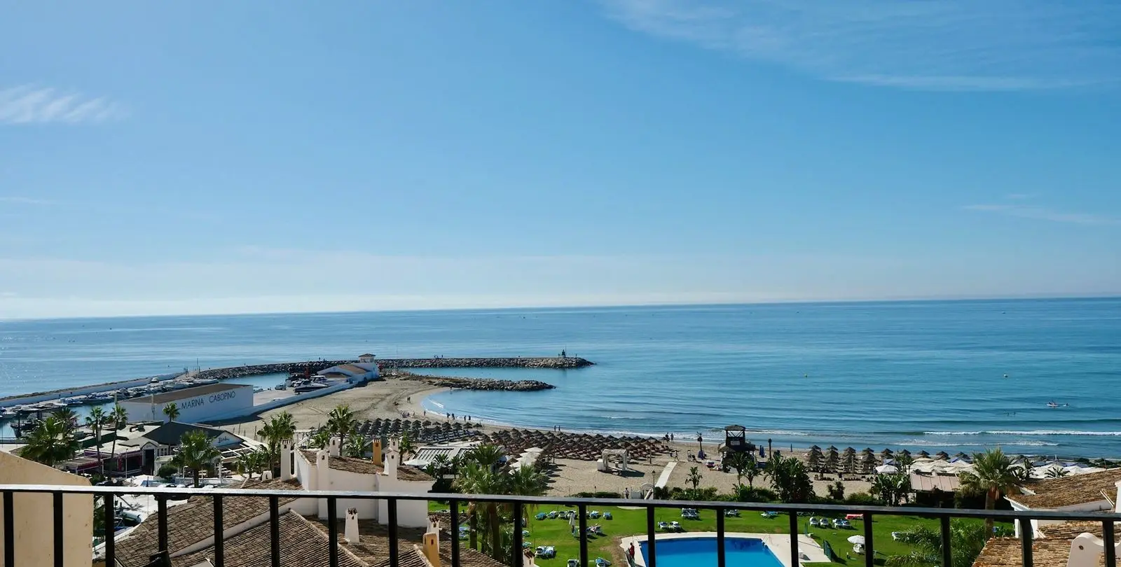Venta de apartamento en planta media en Puerto de Cabopino 10