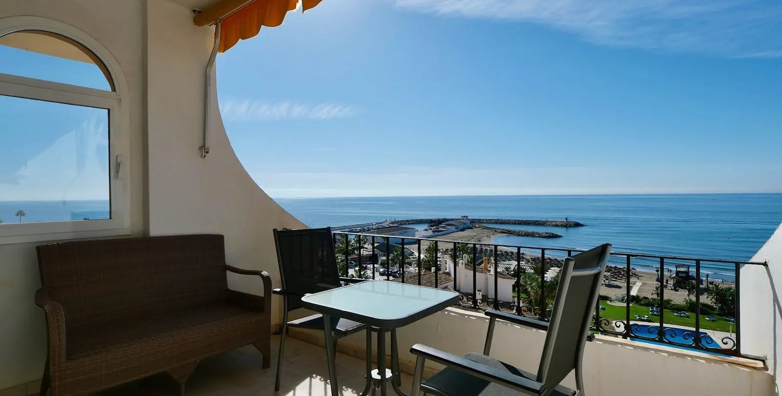 Venta de apartamento en planta media en Puerto de Cabopino 11
