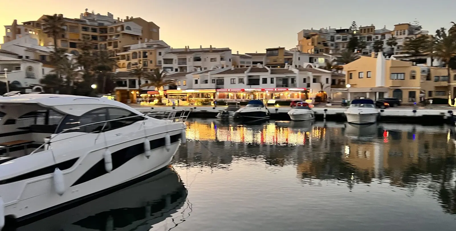 Venta de apartamento en planta media en Puerto de Cabopino 20
