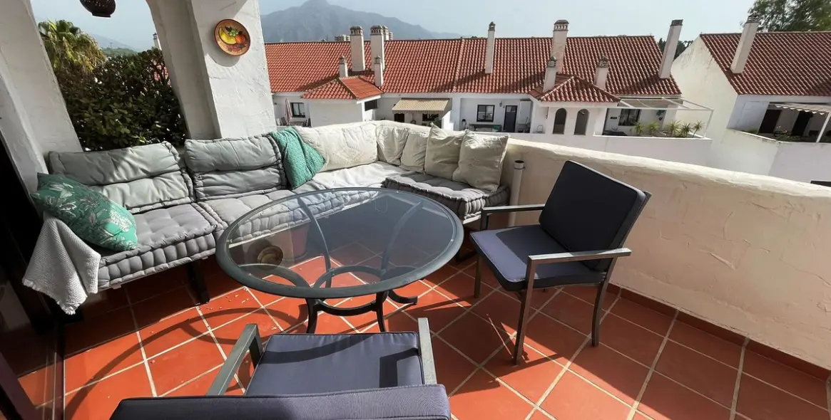 Sale of middle floor apartment in Nueva Andalucía 1