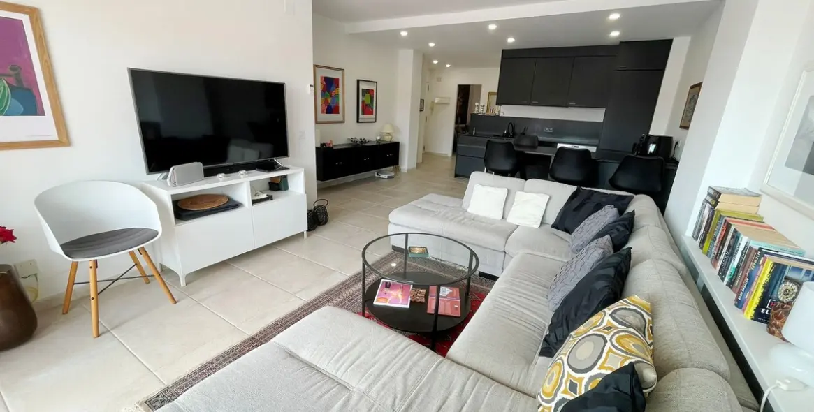 Sale of middle floor apartment in Nueva Andalucía 2