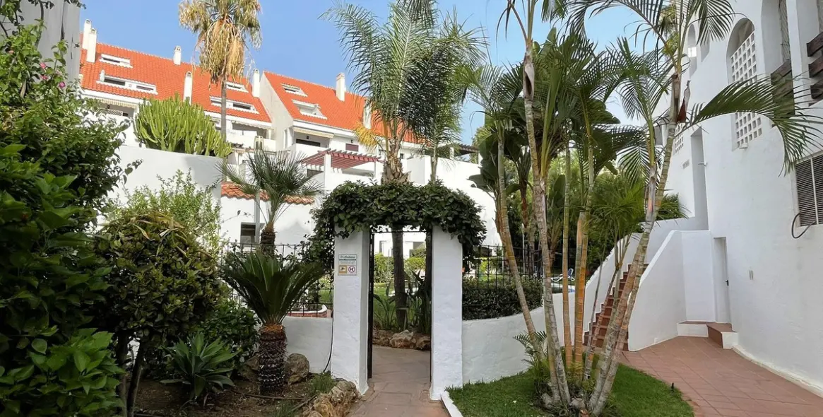 Sale of middle floor apartment in Nueva Andalucía 17
