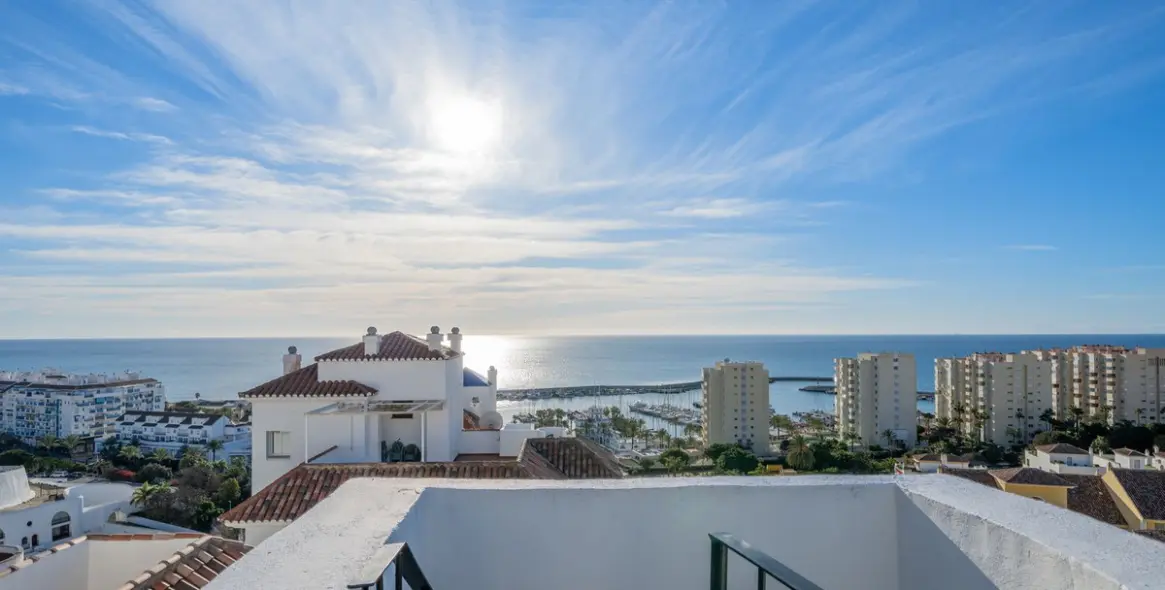 Продажа двухуровневого пентхауса в Estepona 1
