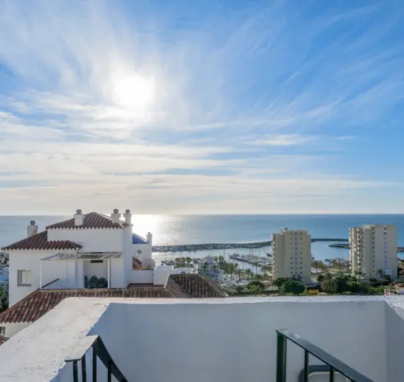 Продажа двухуровневого пентхауса в Estepona
