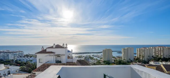 Продажа двухуровневого пентхауса в Estepona 0