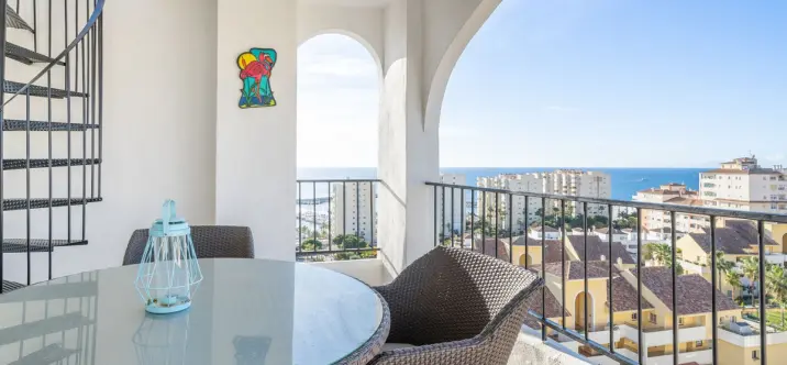 Продажа двухуровневого пентхауса в Estepona 1