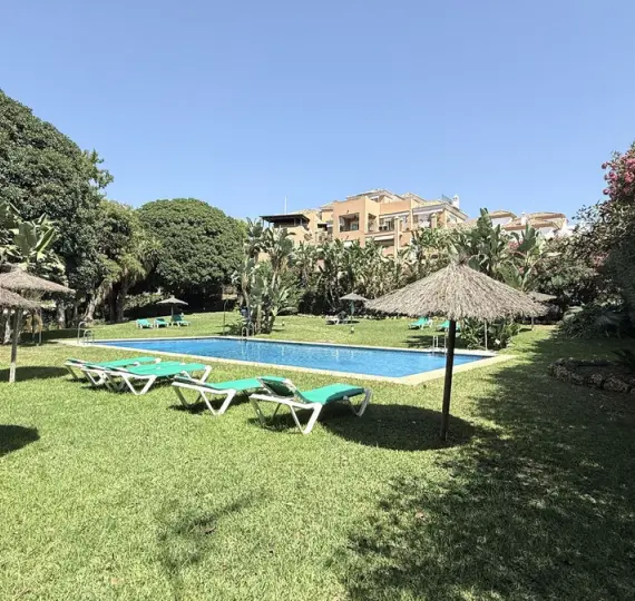 Продажа апартаментов на среднем этаже в Guadalmina Alta