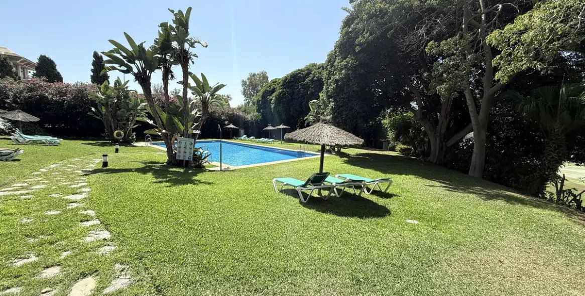 Продажа апартаментов на среднем этаже в Guadalmina Alta 2