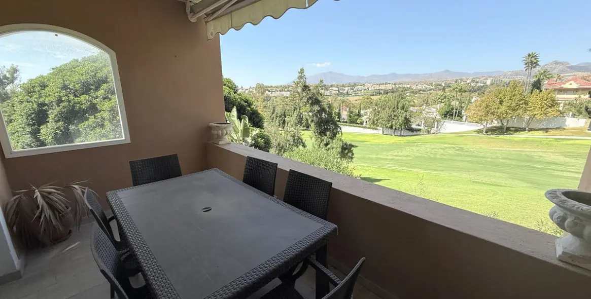 Продажа апартаментов на среднем этаже в Guadalmina Alta 5