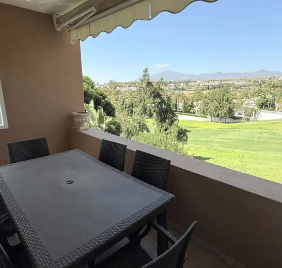 Продажа апартаментов на среднем этаже в Guadalmina Alta