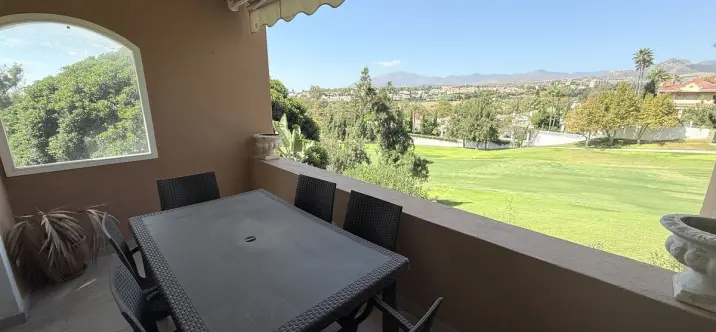 Продажа апартаментов на среднем этаже в Guadalmina Alta 4