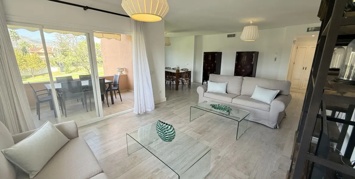 Продажа апартаментов на среднем этаже в Guadalmina Alta 7