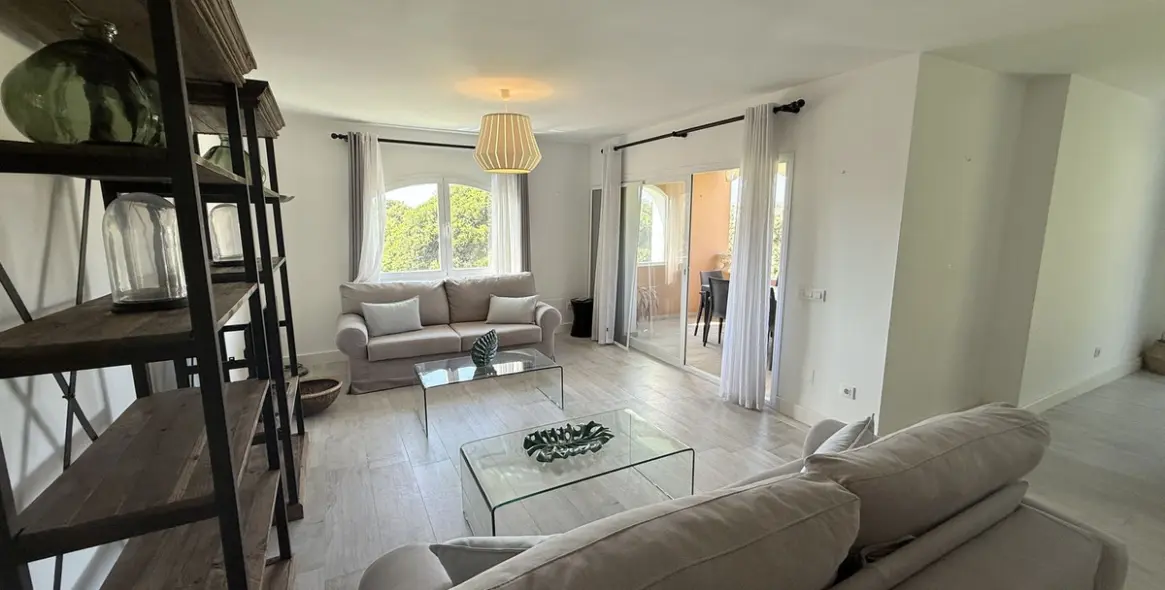 Продажа апартаментов на среднем этаже в Guadalmina Alta 8