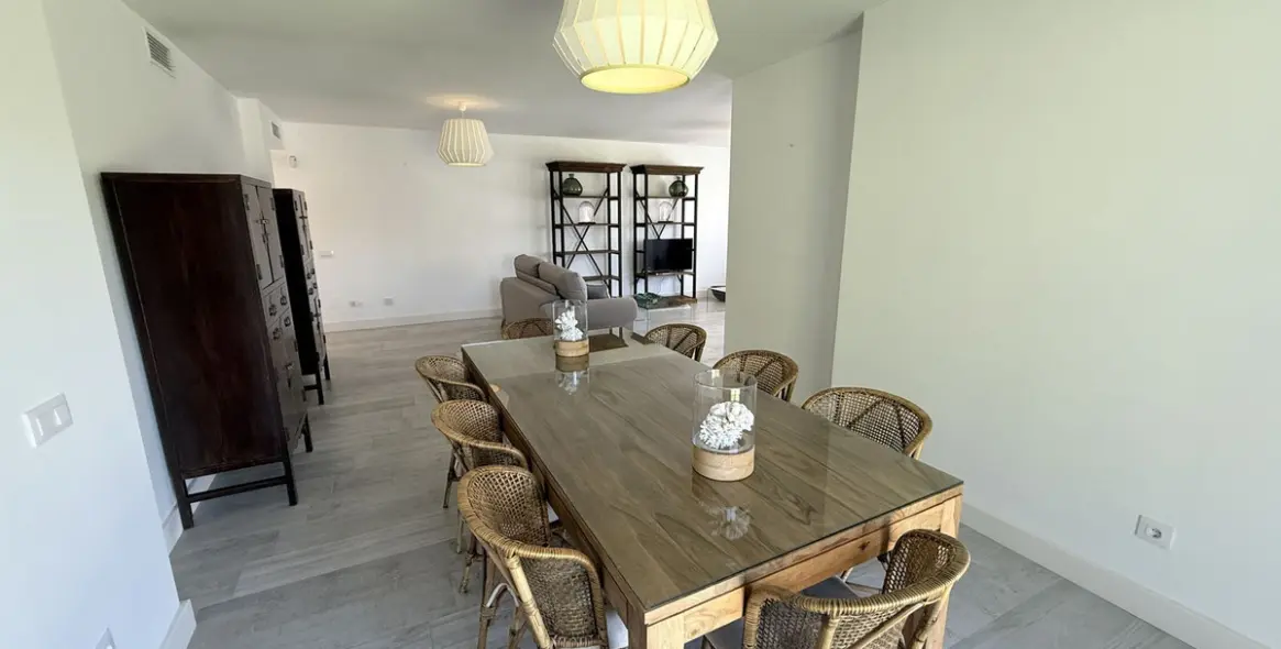 Продажа апартаментов на среднем этаже в Guadalmina Alta 15