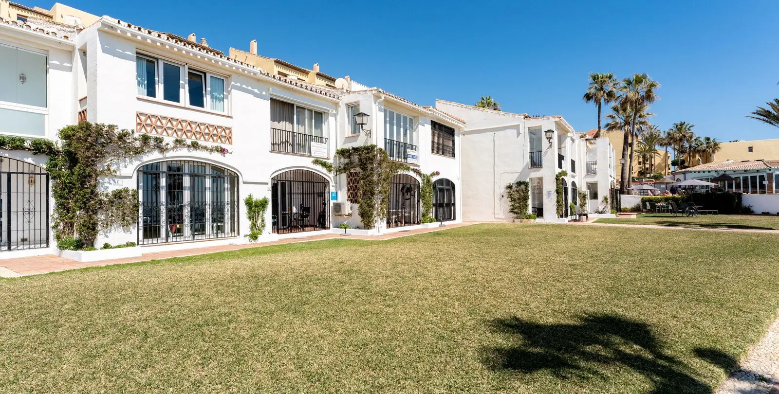 Sale of townhouse in Calahonda 1