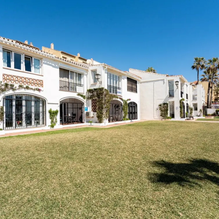 Sale of townhouse in Calahonda