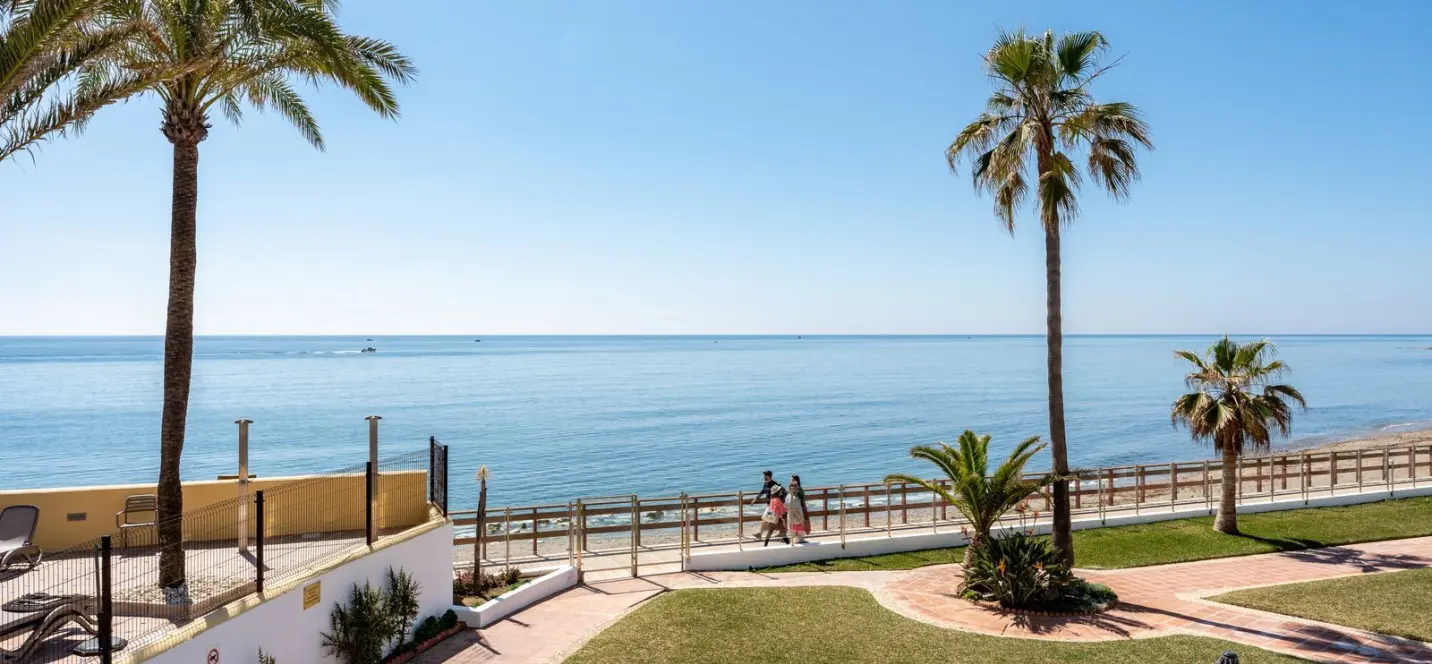 Sale of townhouse in Calahonda 2