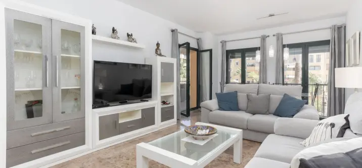 Sale of middle floor apartment in San Pedro de Alcántara 2