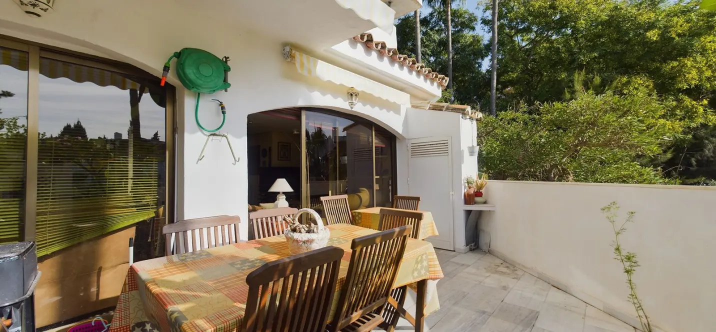 Sale of middle floor apartment in Elviria 0