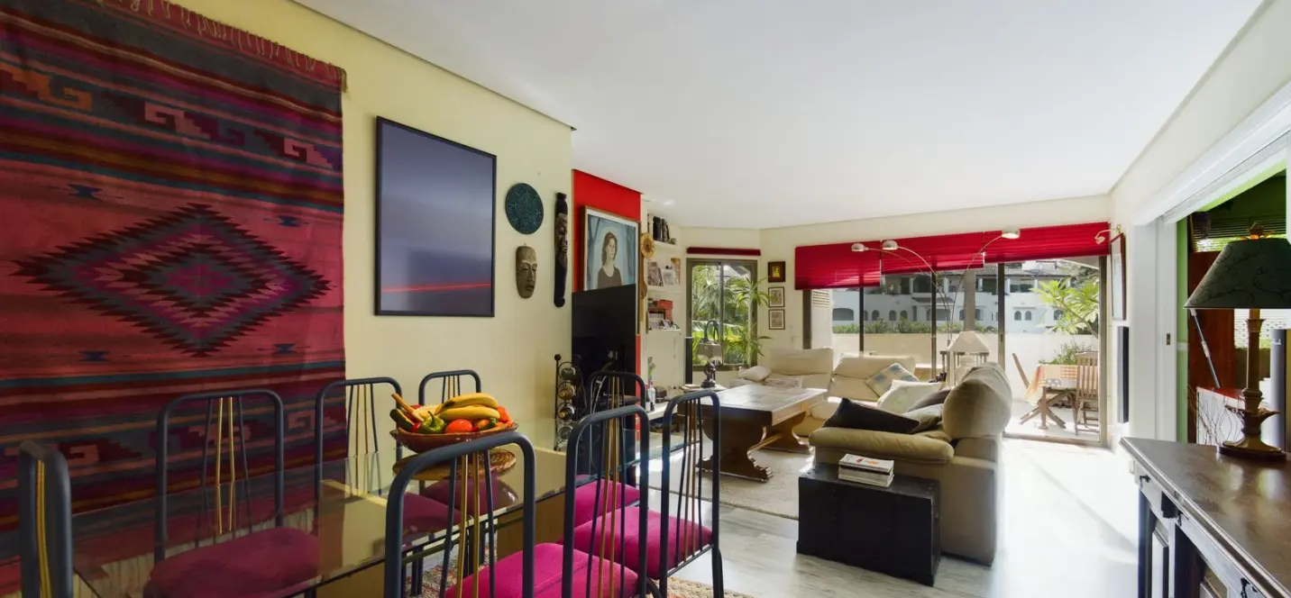 Sale of middle floor apartment in Elviria 2
