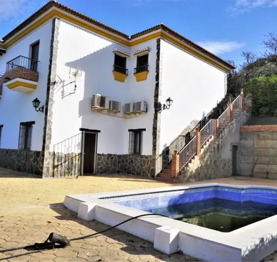 Detached villa R4209250