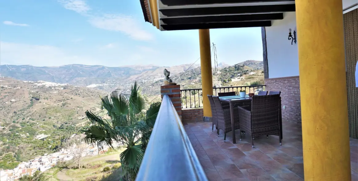 Sale of detached villa in Sayalonga 13