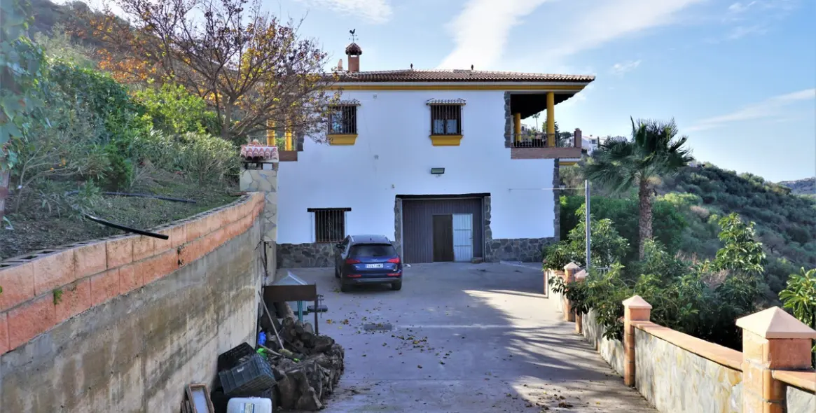 Sale of detached villa in Sayalonga 41